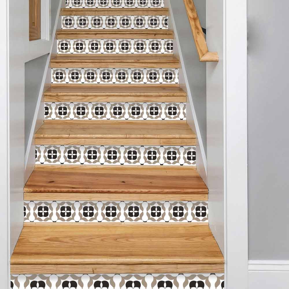 Escalier contremarches beige et noir